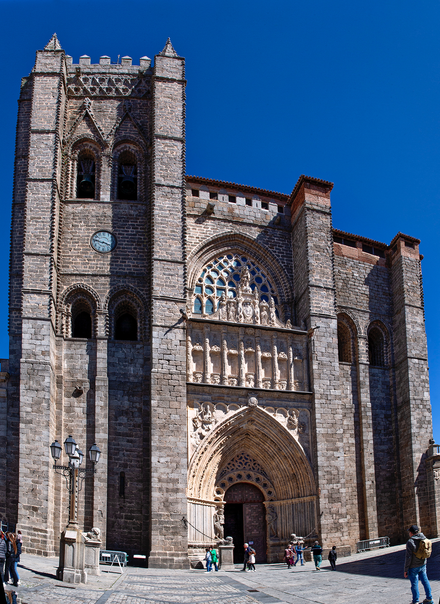 Ávila - La Cathédrale fut conçue comme temple et forteresse, son abside faisant partie des murailles